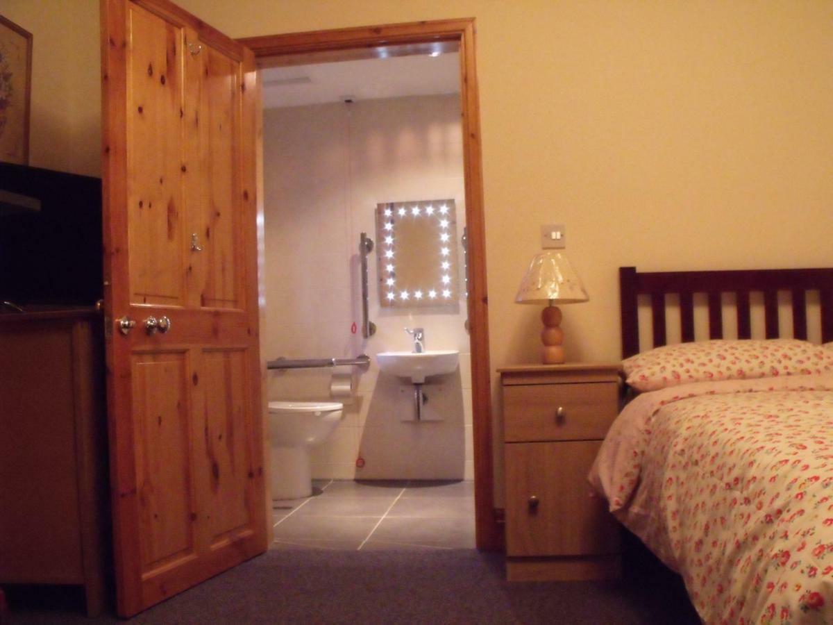Cosy Ground Floor Disabled Friendly Room In Farm House Llandderfel Εξωτερικό φωτογραφία